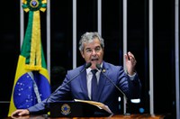 Jorge Viana critica liberação de compra de terras por estrangeiros