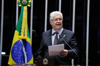 Requião defende adoção de novo projeto nacional de desenvolvimento