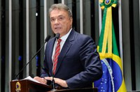 Alvaro Dias pede que governo apresente proposta flexibilizando o pagamento do Funrural