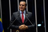 Ataídes Oliveira quer investigar papel dos bancos no esquema de corrupção