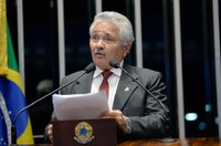 Elmano Férrer reclama de escassez de recursos e juros altos de fundos constitucionais