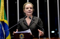 Gleisi Hoffmann lamenta 'criminalização da política' 