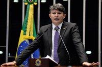 José Medeiros rebate críticas de Gleisi Hoffmann ao governo Temer