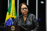 Fátima Bezerra critica Temer e lembra um ano de impeachment