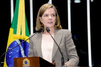 Gleisi aponta conluio de Temer e Cunha e pede anulação do impeachment