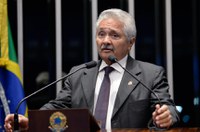 Elmano Férrer alerta para drama da seca no Piauí