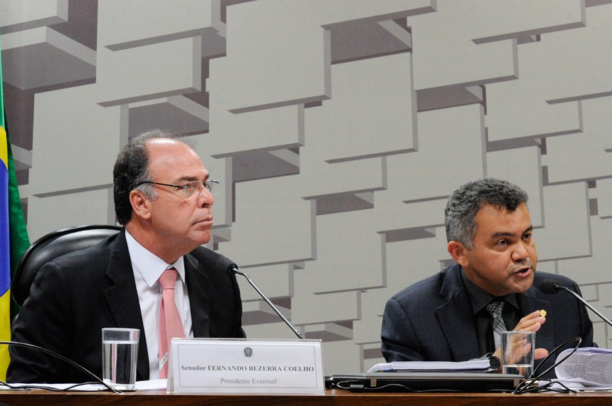 Senador Fernando Bezerra Coelho e o relator da MP, deputado Cleber Verde (à dir.), na última reunião da comissão mista, no dia 19 de abril