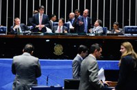 Eunício lê requerimento de criação da CPI contra maus-tratos a crianças