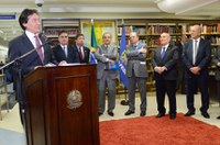 Eunício participa de lançamento de coletânea de discursos e poemas de Ronaldo Cunha Lima