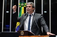 Para Lindbergh, 'recuo' do governo na reforma da Previdência não é suficiente