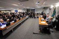 Proposta que acaba com foro privilegiado passa na Comissão de Justiça