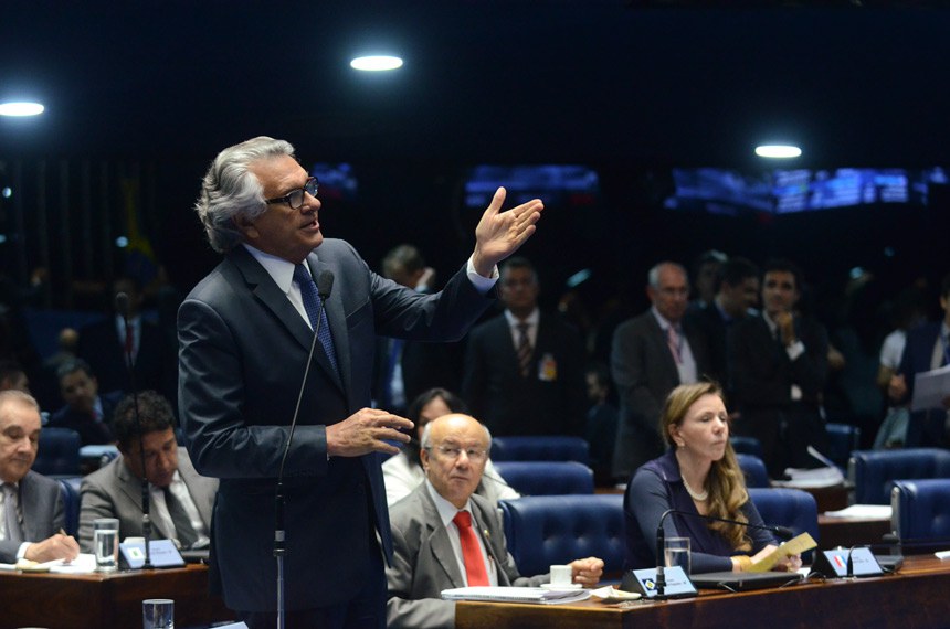 O senador Ronaldo Caiado (DEM-GO) apoiou a aprovação do substitutivo de Requião, argumentando que o texto foi fruto de consenso na CCJ e que o risco de criminalização da hermenêutica foi afastado