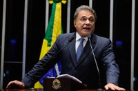 Alvaro Dias comemora aprovação, em primeiro turno, da PEC que dá fim ao foro privilegiado