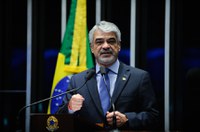 Humberto Costa vê na reforma 'agressiva retirada de direitos dos trabalhadores'