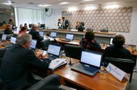 Comissão de Educação vota criação de bolsa para alunos do ensino médio 