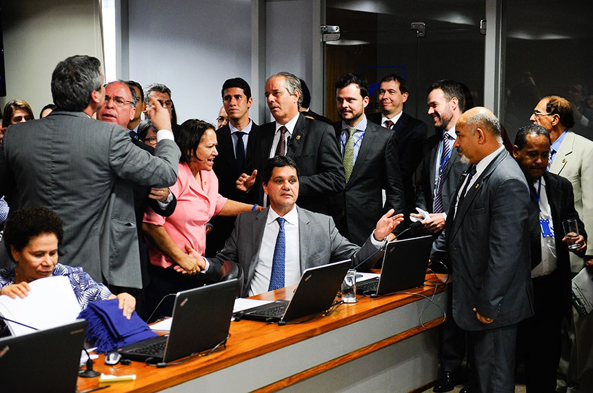 No início das discussões sobre a leitura do relatório de Ricardo Ferraço (ao centro) sobre a reforma trabalhista, o senador Lindbergh Farias (de costas) se manifesta contra a leitura 