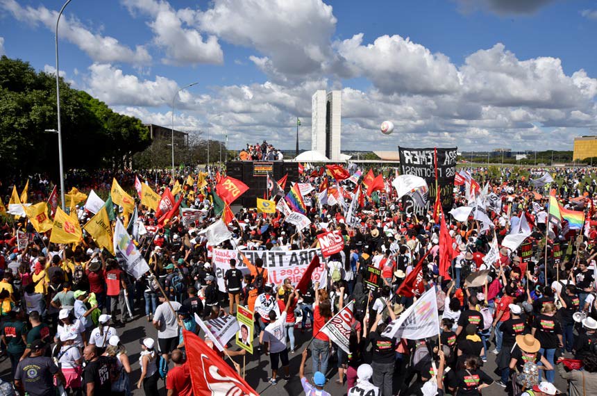 Aproximadamente 35 mil pessoas foram à Esplanada dos Ministérios na quarta-feira (24) protestar contra o governo e as reformas trabalhista e da Previdência