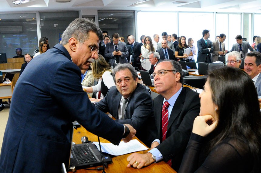 O líder do governo, Romero Jucá, conversa com senadores da base governista