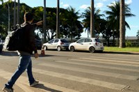 Gesto com braço feito por pedestre para atravessar as ruas pode virar lei no país