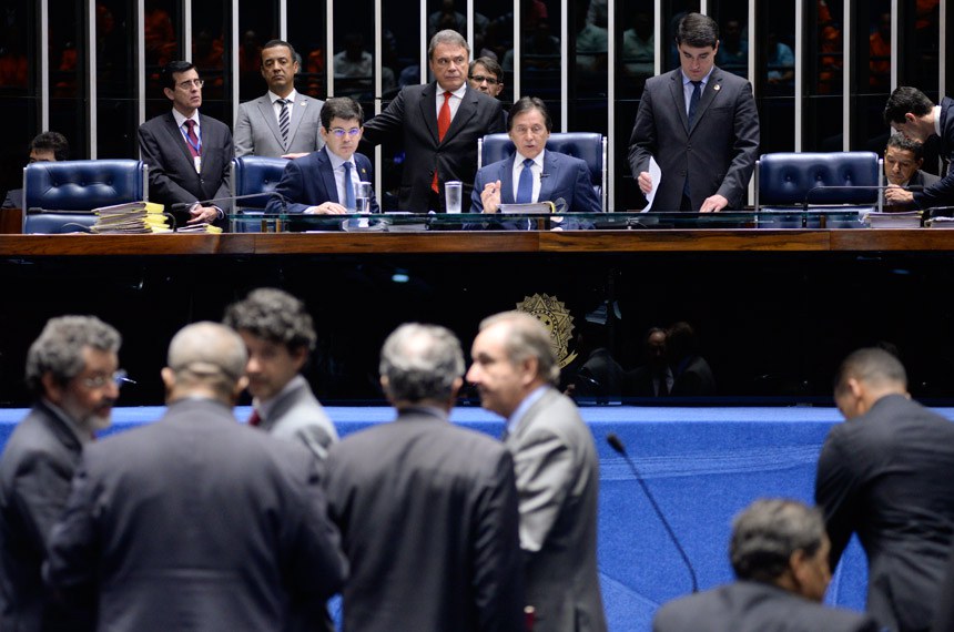 O presidente Eunício Oliveira anunciou o resultado da votação ao lado dos senadores Alvaro Dias (em pé), autor da proposta, e Randolfe Rodrigues, que foi relator da PEC 10/2013