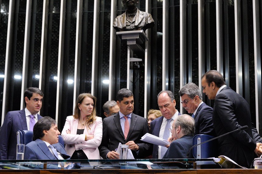 O presidente do Senado, Eunício Oliveira, lamentou o prazo curto para o Senado analisar a proposta e a falta de tempo para dar publicidade ao texto, mas cedeu ao apelo dos senadores