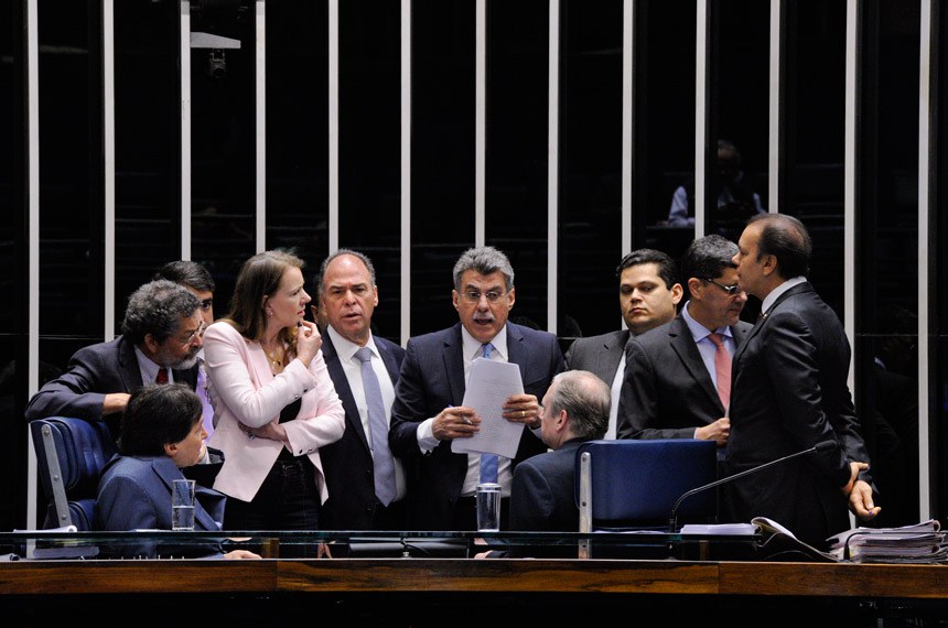 O líder do governo, Romero Jucá (PMDB-RR), ao centro, assegurou que o Executivo vetará trechos da proposta considerados estranhos à matéria