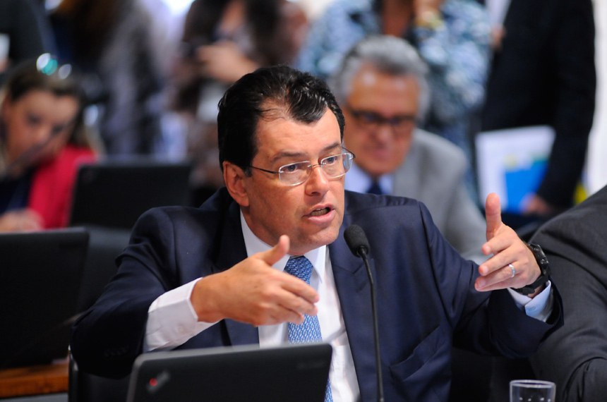 O senador Eduardo Braga (PMDB-AM) apresentou o primeiro voto em separado (relatório alternativo) contrário à reforma trabalhista na Comissão de Constituição, Justiça e Cidadania 