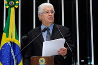 Roberto Requião compara ações da Lava Jato com as do Santo Ofício da Igreja