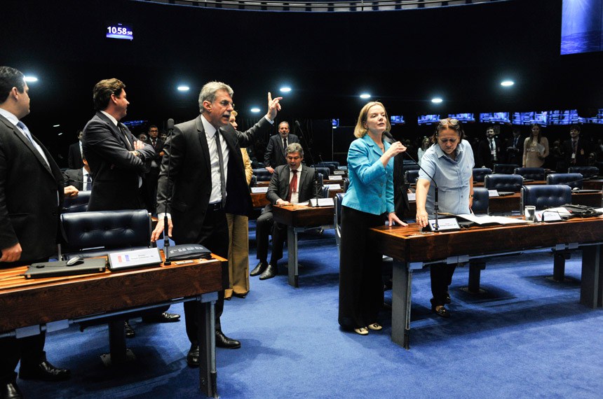 Senadores Romero Jucá (PMDB-RR) e Gleisi Hoffmann (PT-PR) em debate durante a sessão deliberativa extraordinária em Plenário desta quinta-feira (29)