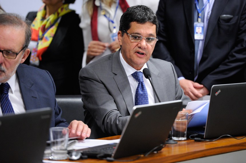 O senador Ricardo Ferraço (PSDB-ES) apresentou substitutivo ao PLS 632/2015, do senador Valdir Raupp (PMDB-RO), que obriga todas as empresas de grande porte, mesmo as que não são sociedades anônimas, a divulgar balanços contábeis