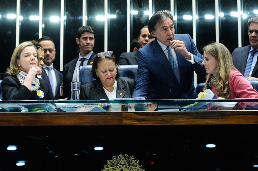 Senadoras se recusaram a desocupar a mesa do Plenário do Senado e o presidente Eunício Oliveira decidiu suspender a sessão