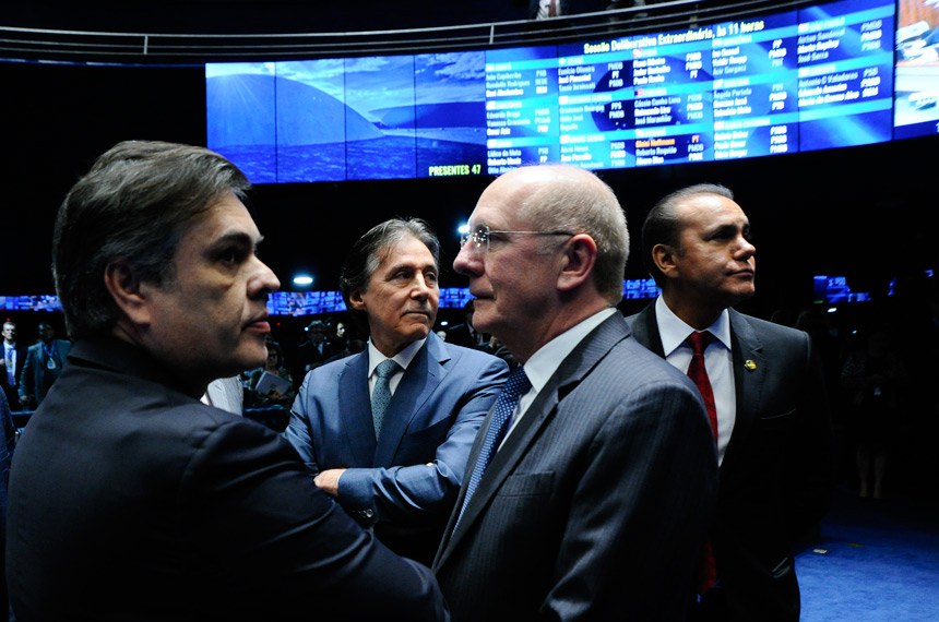 O líder do PSDB, Paulo Bauer (SC), 2º à direita, classificou a ocupação da mesa do Plenário do Senado por senadoras da oposição de 'procedimento antidemocrático'