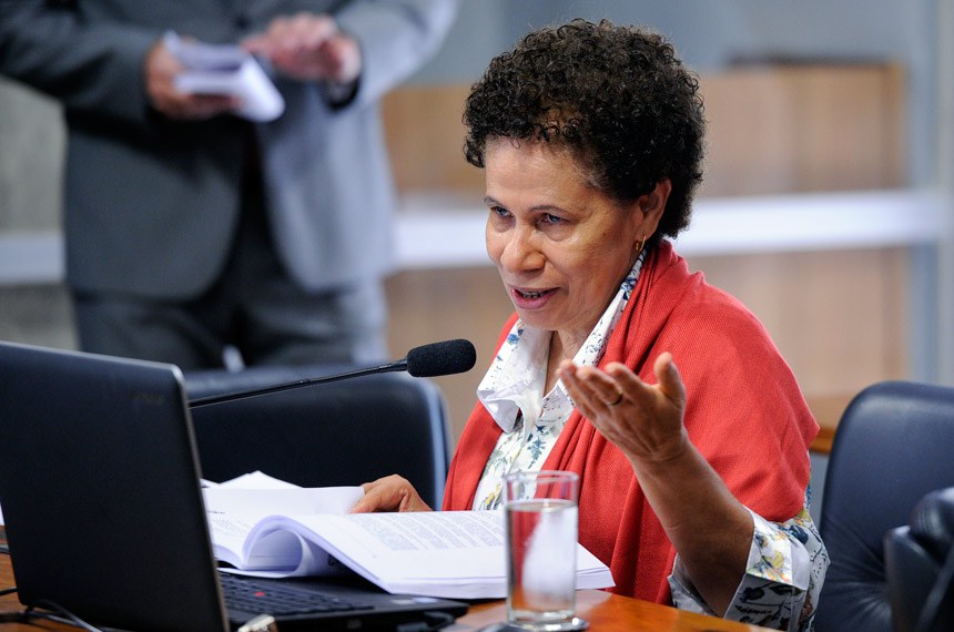 O relatório aprovado foi feito pela senadora Fátima Bezerra (PT-RN), e lido durante a votação por Regina Sousa (PT-PI), na foto