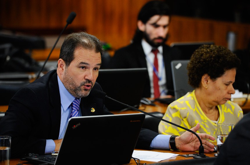 O senador Eduardo Lopes foi o relator do projeto na comissão