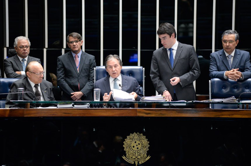 A sessão foi presidida pelo senador Eunício Oliveira