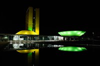 Congresso Nacional é iluminado nas cores verde e amarela para celebrar a Semana da Pátria