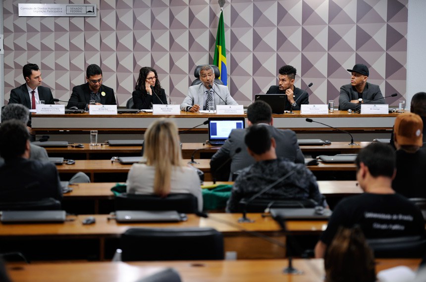 O senador Romário presidiu a audiência pública e informou que o relatório dele será 100% contra a limitação da cultura