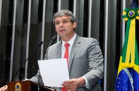 Lindbergh Farias critica cortes do governo no Orçamento em setores fundamentais