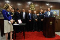 Eunício participa de lançamento de vade mecum organizado por Elmano Ferrer