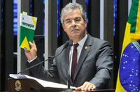 Jorge Viana cobra cumprimento da Constituição em decisão que afastou Aécio