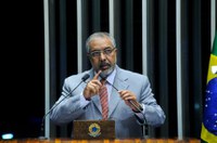 Paim diz ser preciso elaborar um projeto que atenda taxistas e motoristas de Uber