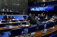 Senadores querem que o Plenário tome uma decisão sobre afastamento de Aécio 