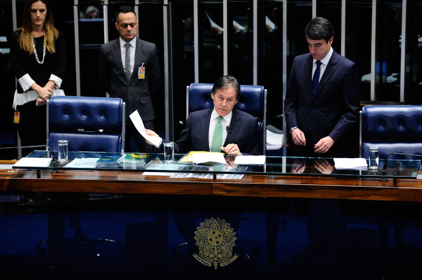 Diante da queda do quórum, o presidente Eunício Oliveira decidiu transferir a votação para terça-feira (3)