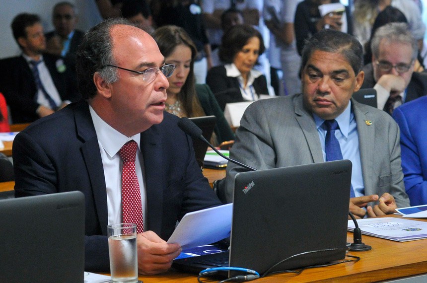 Senador Fernando Bezerra Coelho (E), apresenta as razões do governo para discordar do projeto, relatado pelo senador Hélio José (D)