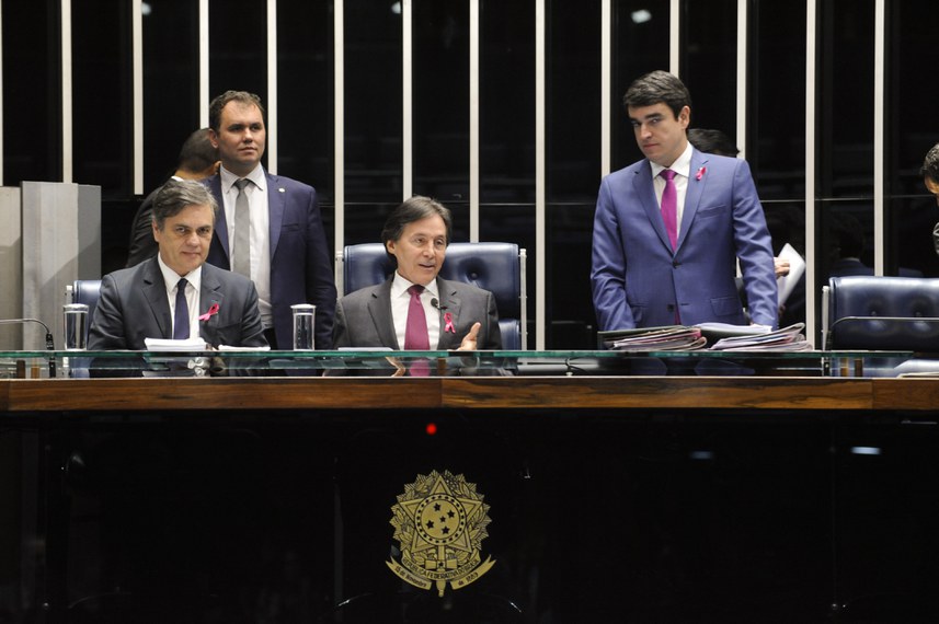 O presidente do Senado, Eunício Oliveira, conduziu a votação e explicou que a matéria segue para análise da Câmara dos Deputados