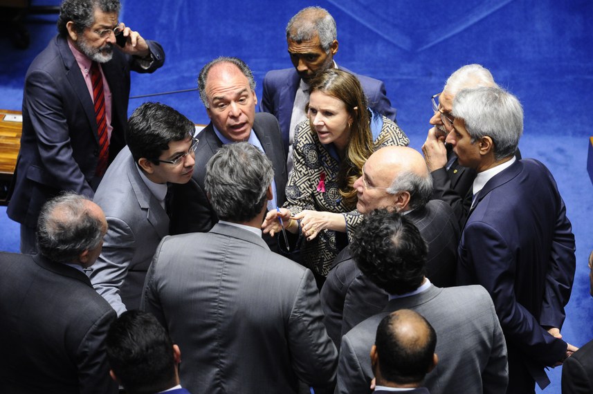 Parlamentares debatem durante sessão no Senado em que foram aprovadas novas regras eleitorais 