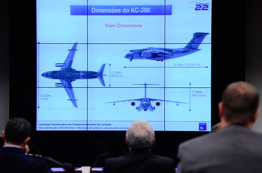 As dimensões do avião cargueiro e outros dados técnicos foram apresentados na reunião