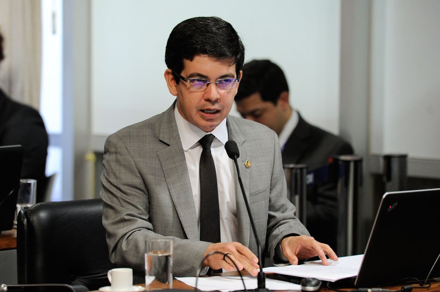 O senador Randolfe Rodrigues emitiu relatório favorável ao projeto