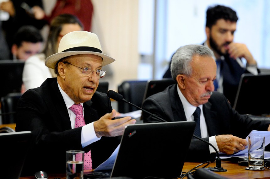 O projeto foi relatado pelo senador Antonio Carlos Valadares (à esq.)
