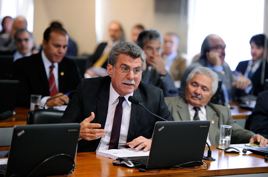 líder do governo, Romero Jucá sugeriu que o relator, Cristovam Buarque, apresente uma proposta de emenda à Constituição (PEC) para que os recursos dos royalties do petróleo entrem como extrateto